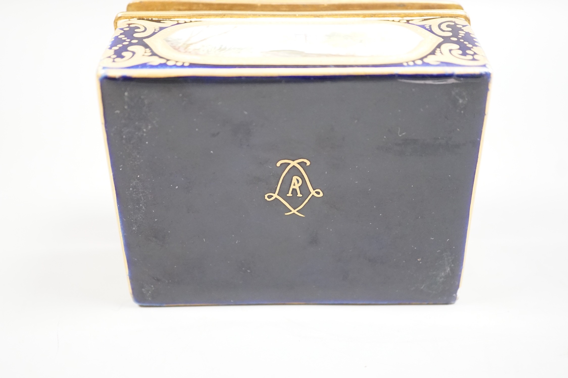 A French porcelain trinket box, 11cm wide